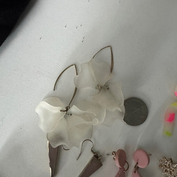 4/$25 Earring bundle - Picture 4 of 4